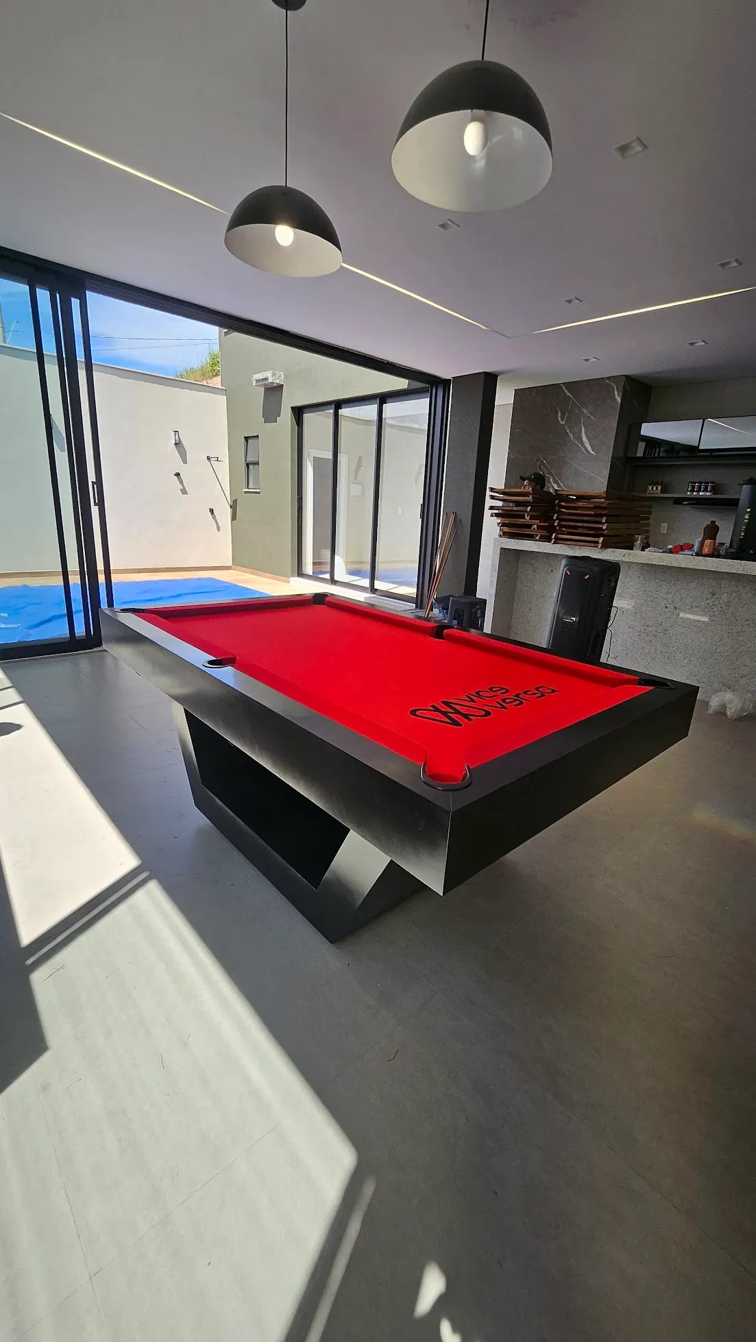 Mesa 3 em 1 preta no modo bilhar com tecido vermelho