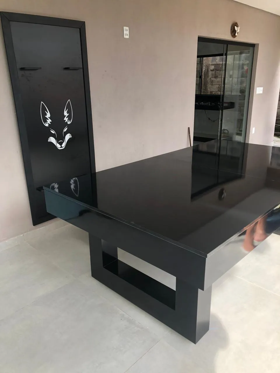 Mesa de jantar preta com acabamento brilhante