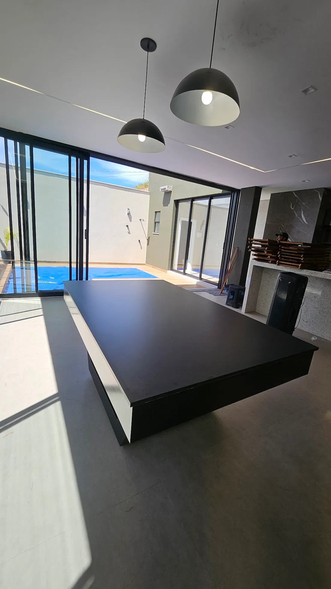 Mesa 3 em 1 preta configurada como mesa de jantar