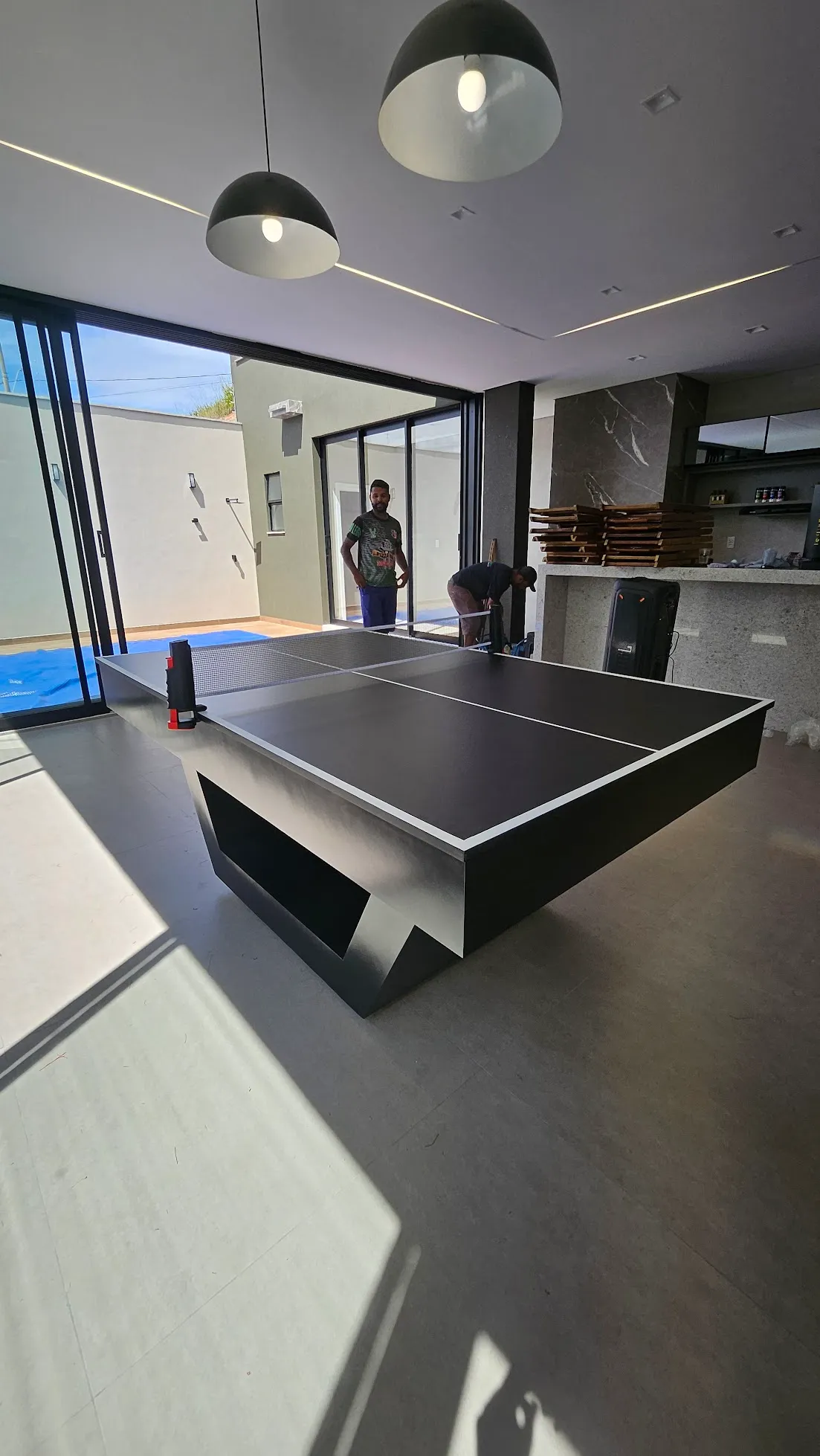 Mesa 3 em 1 preta configurada para ping-pong