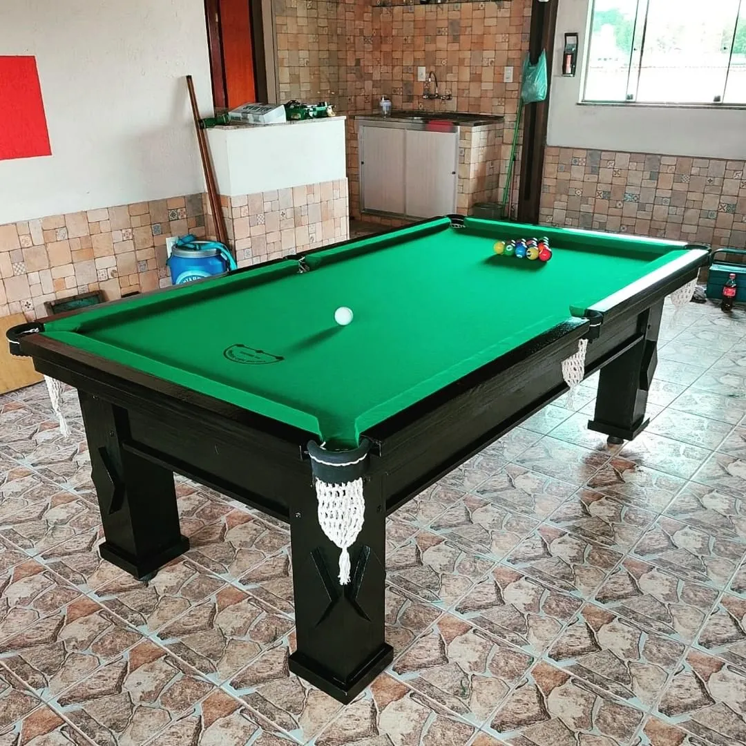Mesa de sinuca de cestinha com tecido verde e estrutura preta