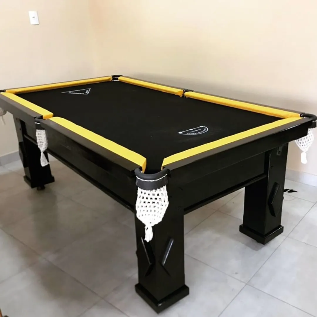 Mesa de sinuca de cestinha preta com tecido preto e detalhes amarelos