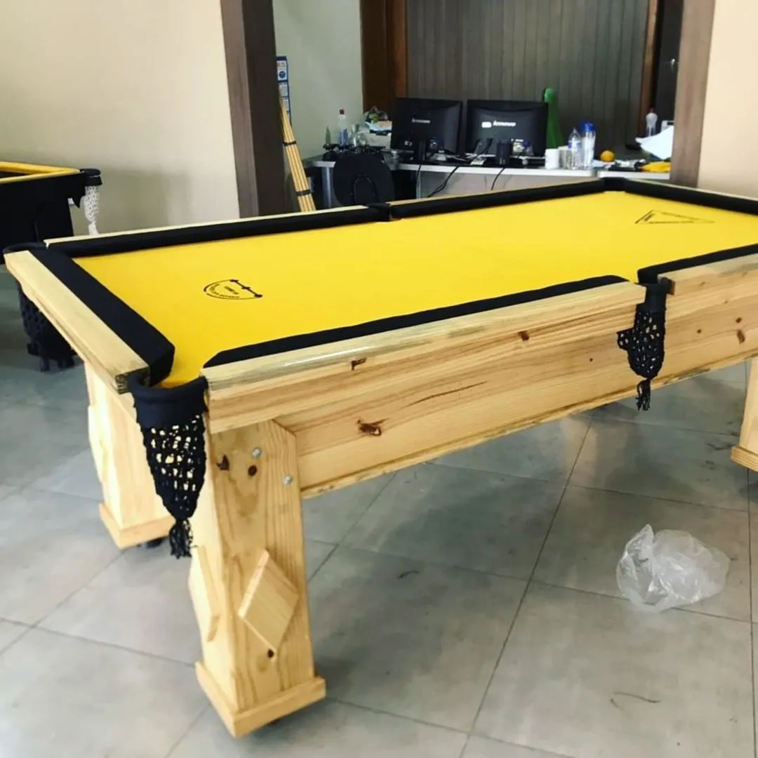 Mesa de sinuca de cestinha em madeira clara com tecido amarelo