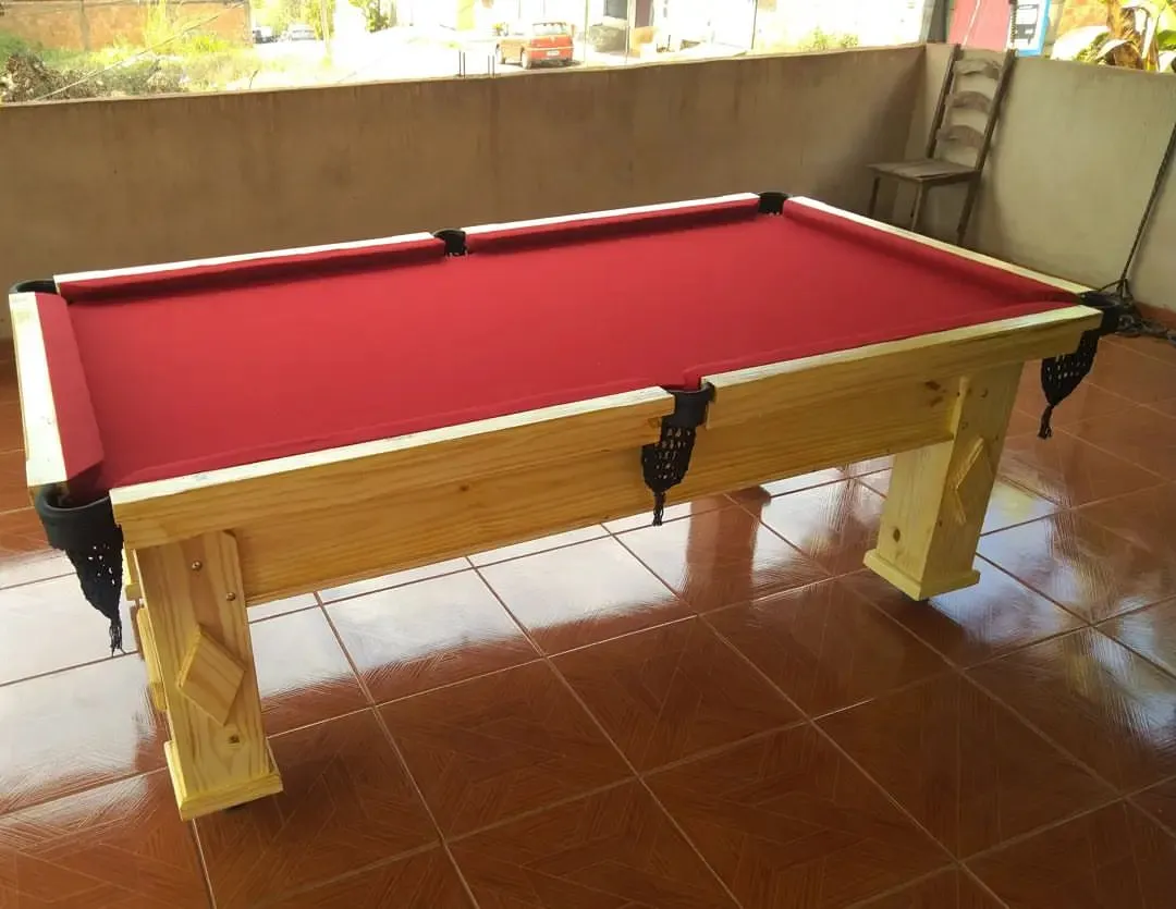 Mesa de sinuca de cestinha em madeira clara com tecido vermelho