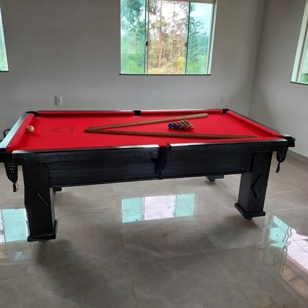 Mesa de sinuca de cestinha preta com tecido vermelho