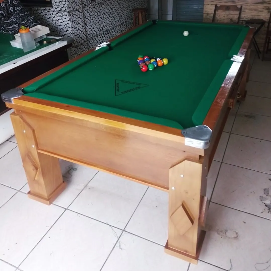 Mesa de sinuca de gaveta em madeira clara com tecido verde