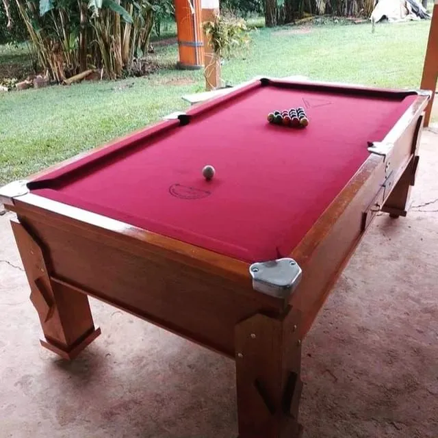 Mesa de sinuca de gaveta em madeira escura com tecido vinho