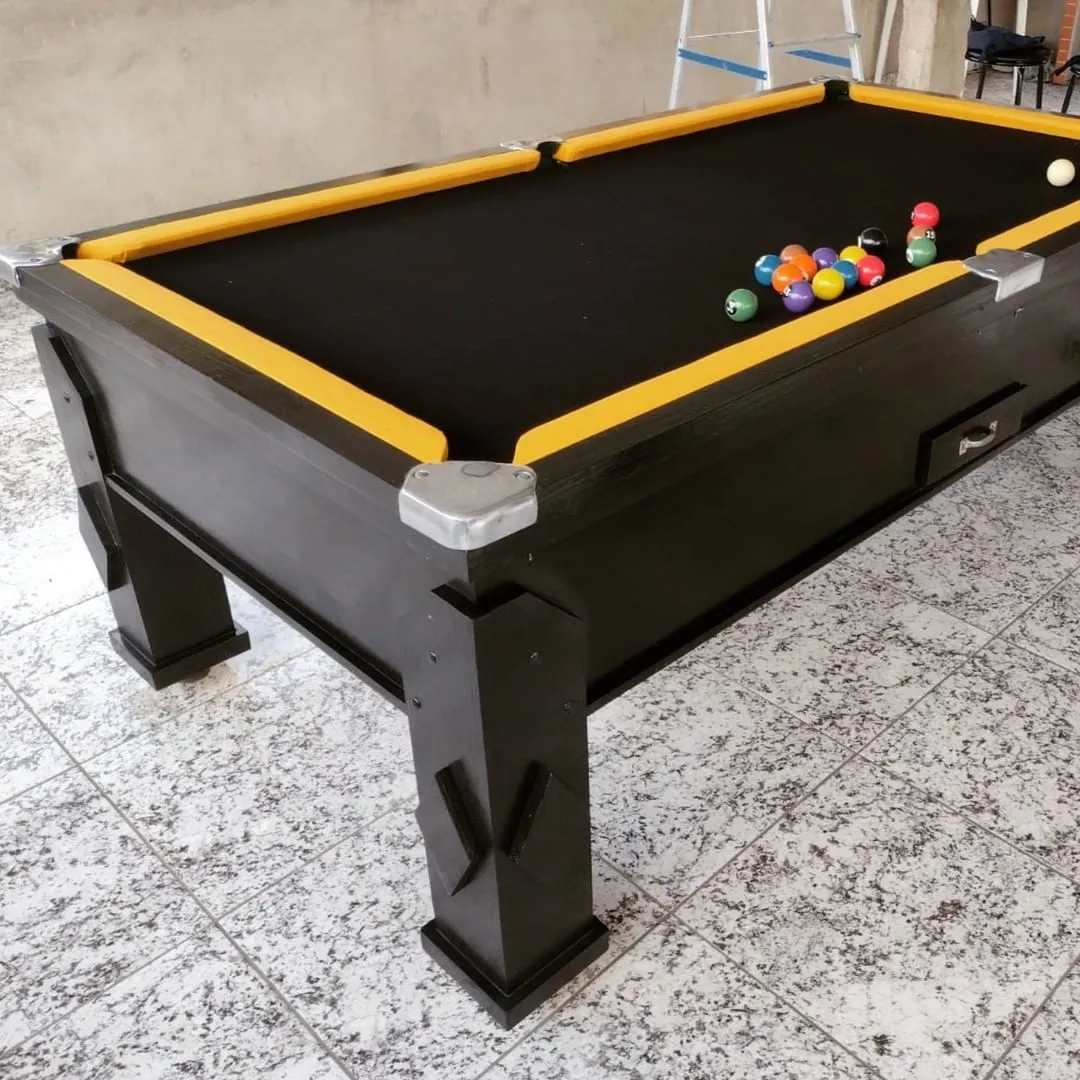 Mesa de sinuca de gaveta preta com tecido preto e detalhes amarelos