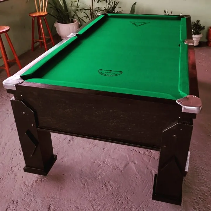 Mesa de sinuca de gaveta em madeira escura com tecido verde