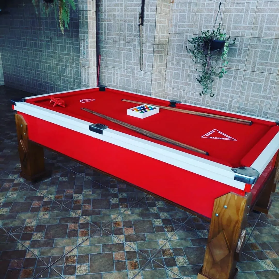 Mesa de sinuca de gaveta vermelha com tecido vermelho