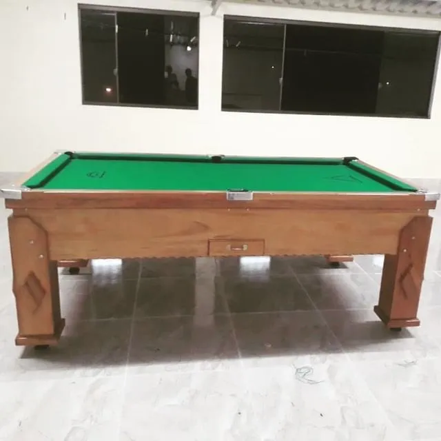 Mesa de sinuca de gaveta em madeira com tecido verde