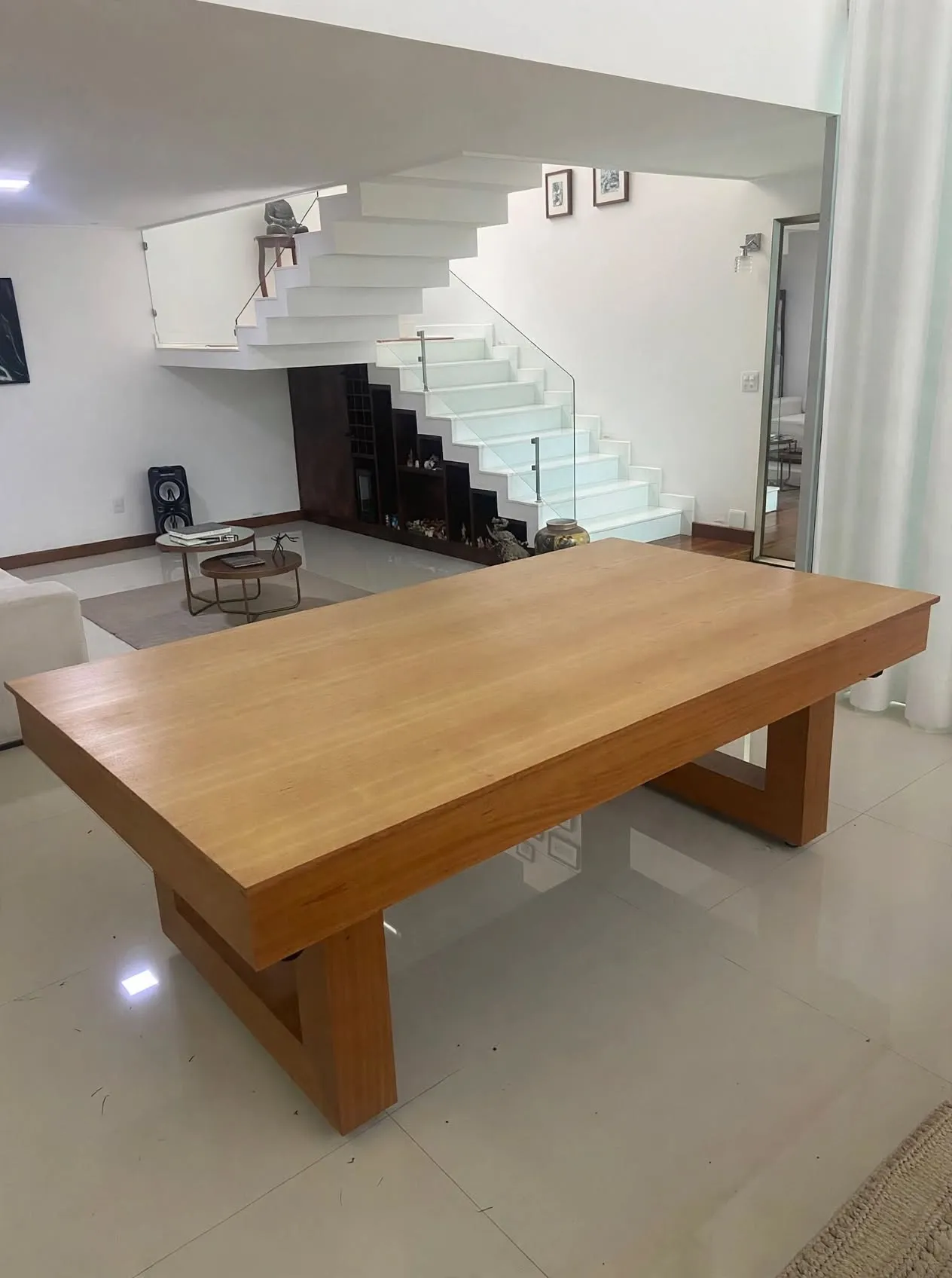 Mesa 3 em 1 com tampo de jantar em uma sala