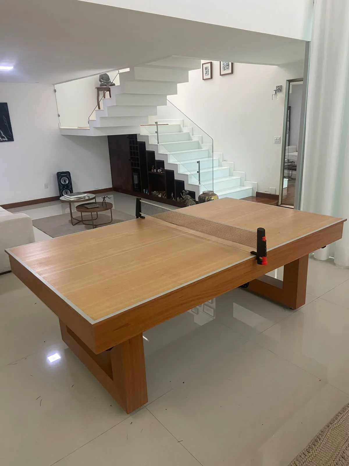 Mesa de ping-pong em madeira natural em uma sala